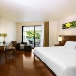 Le Meridien Phuket Beach Resort Konuk Odası - 1 Kral Yataklı, Balkonlu